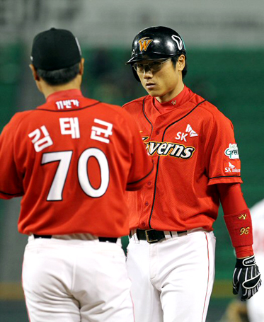 20일 오후 서울 잠실야구장에서 열린 프로야구 두산과 SK의 경기 8회초 1사,3루 상황에서 SK 박정권이 역전 안타를 날린 후 김태균 코치의 축하를 받고 있다.