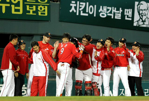 20일 오후 서울 잠실야구장에서 열린 프로야구 두산과 SK의 경기 7회초 2사 1루 상황에서 SK 임훈이 투런홈런을 날린 후 동료들의 축하를 받고 있다.