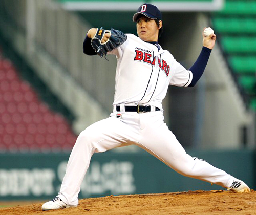 20일 오후 서울 잠실야구장에서 열린 프로야구 두산과 SK의 경기에서 두산 선발투수 이현승이 역투하고 있다.