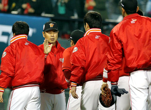 20일 오후 서울 잠실야구장에서 열린 프로야구 두산과 SK의 경기에서 3대2로 이긴 SK 김성근 감독이 선수들과 하이파이브를 하고 있다.