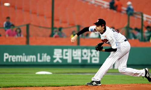 20일 부산 사직야구장에서 열린 프로야구 롯데-KIA 경기에서 롯데 선발 사도스키가 역투하고 있다.