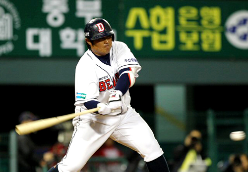 20일 오후 서울 잠실야구장에서 열린 프로야구 두산과 SK의 경기 5회말 1사 상황에서 두산 최준석이 안타를 치고 있다.