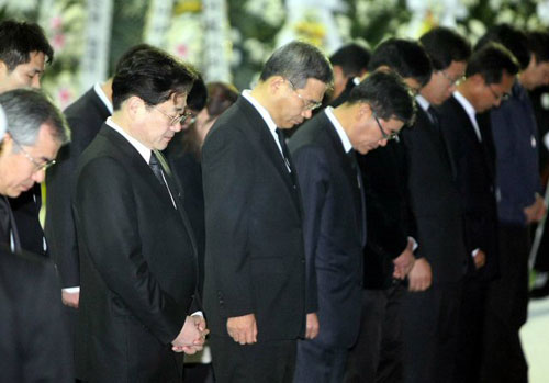 27일 경기 평택 제2함대사령부내 故 46勇士 합동분향소에서 김준규 검찰총장 등이 조문하고 있다.
