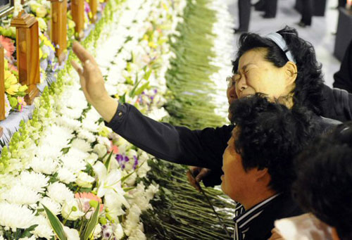 27일 평택 해군 2함대사령부에 마련된 천안함 희생 장병 합동 분향소에서 유가족이 오열하고 있다.