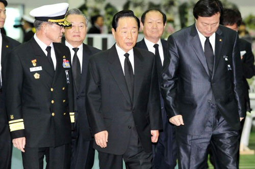 김영삼 전 대통령이 27일 경기 평택 제2함대사령부내 故 천안함 46勇士 합동분향소에서 희생장병들을 조문하고 있다.