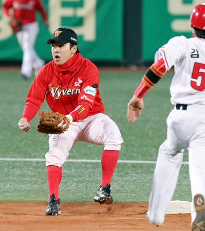 27일 광주 무등경기장에서 열린 2010 프로야구 기아 타이거즈-SK 와이번스 경기, 기아 김원섭이 4회말 1사 상황에서 도루를 시도하자 SK 유격수 나주환이 송구를 받기 위해 준비하고 있다.