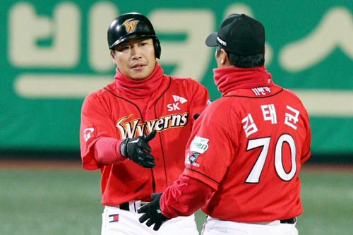27일 광주 무등경기장에서 열린 2010 프로야구 기아 타이거즈-SK 와이번스 경기, SK 대타 박재홍이 7회초 2사 2, 3루 상황에서 2타점 적시타를 치고 기뻐하고 있다.