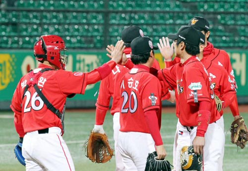 27일 광주 무등경기장에서 열린 2010 프로야구 기아 타이거즈-SK 와이번스 경기, SK 선수들이 기아에 4대0으로 승리하며 11연승 행진을 이어간 후 함께 기뻐하고 있다.