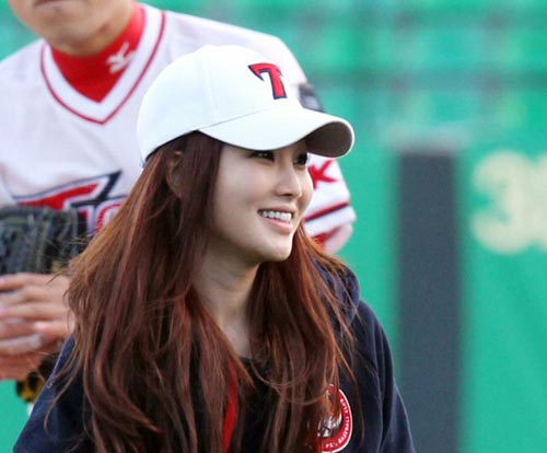 27일 광주 무등경기장에서 열린 2010 프로야구 기아 타이거즈-SK 와이번스 경기 전, 신인 연기자 주아민이 시구를 하고 관중들의 환호에 답례하고 있다.