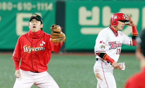 27일 광주 무등경기장에서 열린 2010 프로야구 기아 타이거즈-SK 와이번스 경기, SK 유격수 나주환(왼쪽)이 4회말 1사 상황에서 기아 1루 주자 김원섭에게 도루를 허용한 후 아쉬워하고 있다.