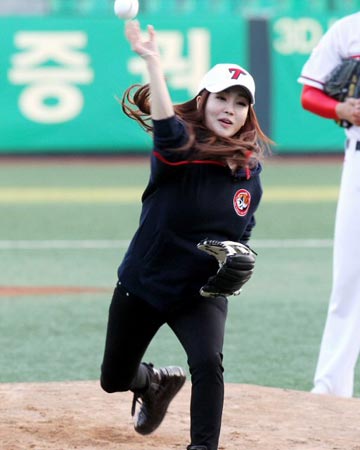 27일 광주 무등경기장에서 열린 2010 프로야구 기아 타이거즈-SK 와이번스 경기 전, 신인 연기자 주아민이 시구를 하고 있다.