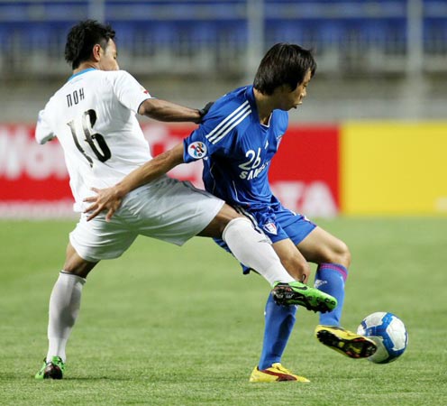 27일 수원월드컵경기장에서 열린 2010 아시아축구연맹(AFC) 챔피언스리그 조별리그 G조 6차전 수원 삼성-암드포스(싱가포르) 경기, 수원 염기훈(오른쪽)이 암드포스 노 라햄을 제치고 드리블을 하고 있다.