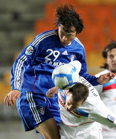 27일 수원월드컵경기장에서 열린 2010 아시아축구연맹(AFC) 챔피언스리그 조별리그 G조 6차전 수원 삼성-암드포스(싱가포르) 경기, 수원 곽희주(왼쪽)가 암드포스 윌킨슨과 공중 볼 다툼을 벌이고 있다.