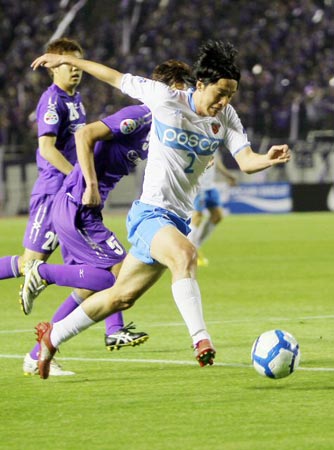 27일 일본 히로시마 빅아치에서 열린 아시아축구연맹(AFC) 챔피언스리그 조별리그 산프레체 히로시마(일본)-포항 스틸러스 경기, 포항 박희철이 상대 수비를 뚫고 돌파를 시도하고 있다.
