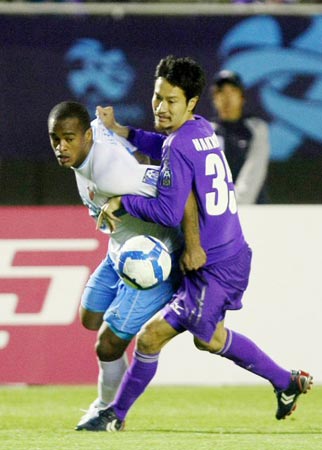 27일 일본 히로시마 빅아치에서 열린 아시아축구연맹(AFC) 챔피언스리그 조별리그 산프레체 히로시마(일본)-포항 스틸러스 경기, 포항 알렉산드로(왼쪽)가 상대 선수와 볼다툼을 벌이고 있다.