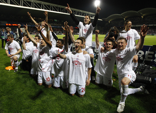 27일(현지 시각) 프랑스 리옹 스타드 드 제를랑에서 열린 2009-2010 UEFA 챔피언스리그 4강 2차전 바이에른 뮌헨 대 올림피크 리옹과의 경기가 끝난 후, 3대0으로 승리한 뮌헨 선수들이 기뻐하며 포즈를 취하고 있다.