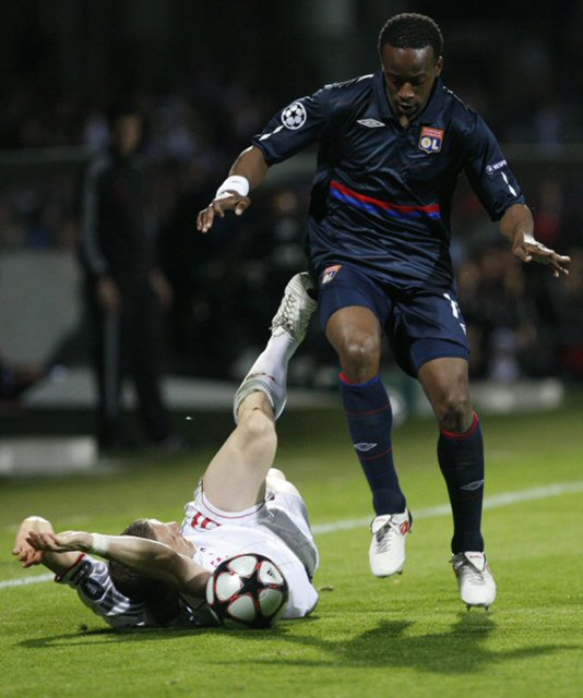 27일(현지 시각) 프랑스 리옹에 위치한 스타드 드 제를랑에서 열린 2009-2010 UEFA 챔피언스리그 4강 2차전 바이에른 뮌헨 대 올림피크 리옹과의 경기에서 바스티안 슈바인슈타이거(뮌헨, 왼쪽)이 공 경합도중 넘어지고 있다. 이날 경기에서 바이에른 뮌헨이 3 대 0으로 승리해 1,2차전 합계 4 대 0으로 챔피언스리그 결승에 진출했다.