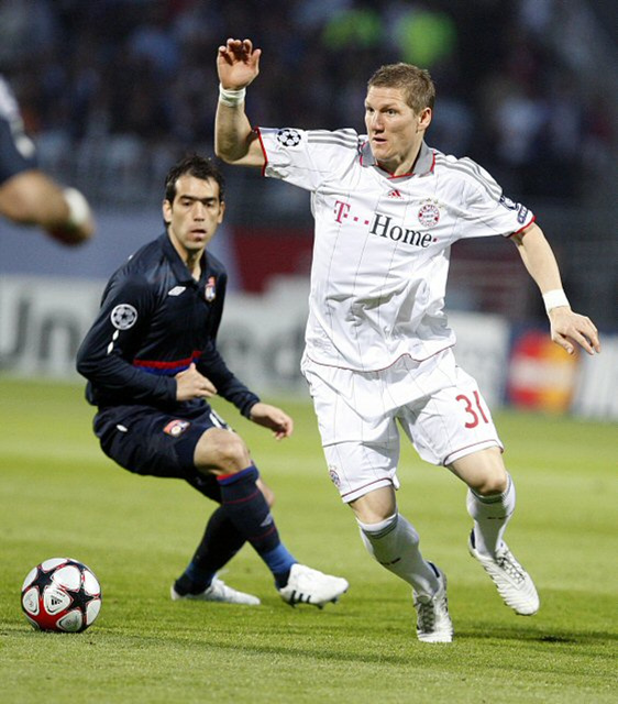 27일(현지 시각) 프랑스 리옹에 위치한 스타드 드 제를랑에서 열린 2009-2010 UEFA 챔피언스리그 4강 2차전 바이에른 뮌헨 대 올림피크 리옹과의 경기에서 바스티안 슈바인슈타이거(뮌헨, 오른쪽)이 수비수 한 명을 제치고 드리블을 하고 있다. 이날 경기에서 바이에른 뮌헨이 3 대 0으로 승리해 1,2차전 합계 4 대 0으로 챔피언스리그 결승에 진출했다.