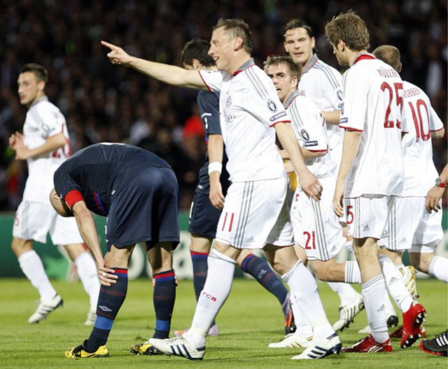27일(현지 시각) 프랑스 리옹에 위치한 스타드 드 제를랑에서 열린 2009-2010 UEFA 챔피언스리그 4강 2차전 바이에른 뮌헨 대 올림피크 리옹과의 경기에서 올리치(뮌헨, 가운데)가 골을 성공시킨 후 기뻐하고 있다. 이날 경기에서 바이에른 뮌헨이 3 대 0으로 승리해 1,2차전 합계 4 대 0으로 챔피언스리그 결승에 진출했다.