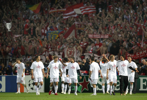27일(현지 시각) 프랑스 리옹 스타드 드 제를랑에서 열린 2009-2010 UEFA 챔피언스리그 4강 2차전 바이에른 뮌헨 대 올림피크 리옹과의 경기가 끝난 후, 3대0으로 승리한 뮌헨 선수들이 관중을 향해 인사를 하고 있다.