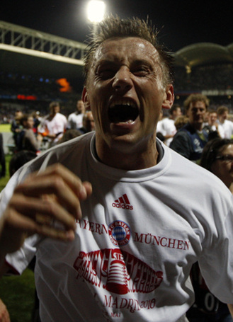 27일(현지 시각) 프랑스 리옹 스타드 드 제를랑에서 열린 2009-2010 UEFA 챔피언스리그 4강 2차전 바이에른 뮌헨 대 올림피크 리옹과의 경기에서 해트트릭을 기록한 뮌헨의 올리치가 기쁨을 만끽하고 있다.