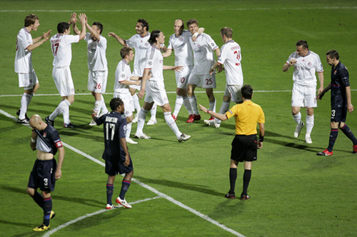 27일(현지 시각) 프랑스 리옹 스타드 드 제를랑에서 열린 2009-2010 UEFA 챔피언스리그 4강 2차전 바이에른 뮌헨 대 올림피크 리옹과의 경기가 끝난 후, 3대0으로 승리한 뮌헨(흰색 유니폼) 선수들이 기뻐하는 가운데 리옹 선수들은 씁쓸한 표정으로 필드를 떠나고 있다.