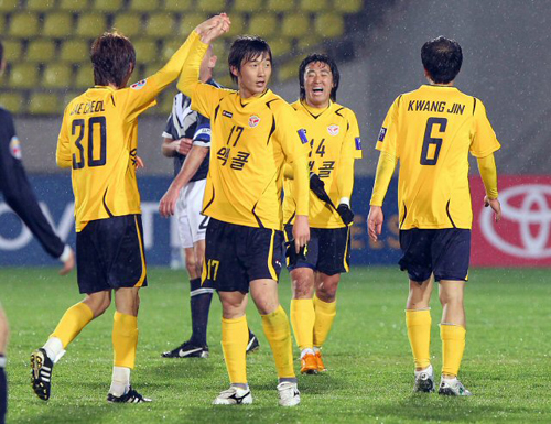 28일 성남 탄천종합운동장에서 열린 AFC 챔피언스리그 E조 성남일화와 맬버른 빅토리와의 경기에서 3-2로 승리해 16강 진출에 성공한 성남 선수들이 경기를 마친 뒤 환호하고 있다.