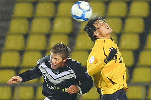 28일 성남 탄천종합운동장에서 열린 AFC 챔피언스리그 E조 성남일화와 맬버른 빅토리와의 경기에서 성남의 남궁도가 맬버른의 아드리안 레이예르와 공중볼을 다투고 있다.
