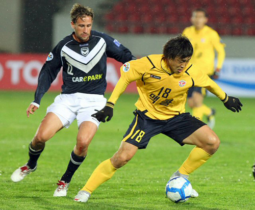 28일 성남 탄천종합운동장에서 열린 AFC 챔피언스리그 E조 성남일화와 맬버른 빅토리와의 경기에서 성남의 공격수 남궁도가 맬버른 골문을 향해 돌파하고 있다.