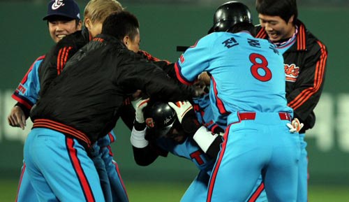 28일 부산 사직야구장에서 열린 2010 프로야구 롯데 자이언츠-넥센 히어로즈 경기, 롯데 강민호가 5대5 동점이던 9회말 2사 2루 상황에서 끝내기 안타를 친 후 팀 동료들의 축하를 받고 있다.