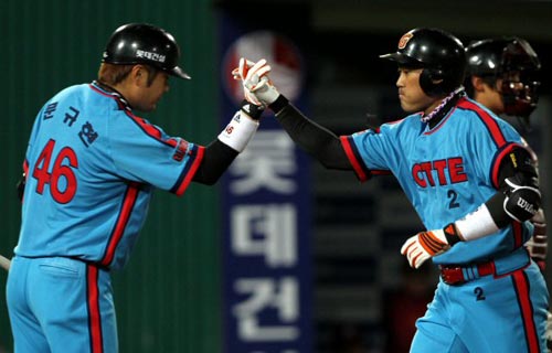 28일 부산 사직야구장에서 열린 2010 프로야구 롯데 자이언츠-넥센 히어로즈 경기,  롯데 조성환(오른쪽)이 4회말 선두타자로 나와 1점 홈런을 친 뒤 문규현과 기뻐하고 있다.