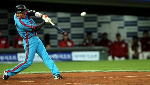 28일 부산 사직야구장에서 열린 2010 프로야구 롯데 자이언츠-넥센 히어로즈 경기, 롯데 조성환이 2회말 2루타를 치고 있다.