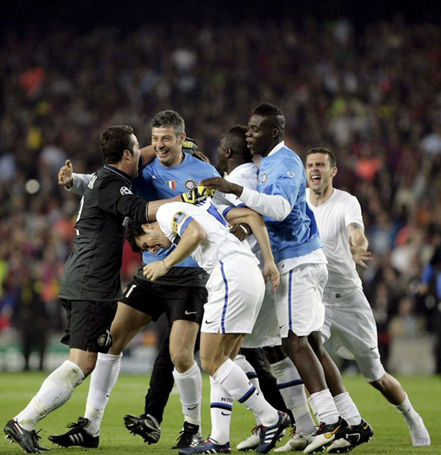 28일(현지 시각) 스페인 바르셀로나의 누 캄프에서 열린 2009-2010 유럽축구연맹(UEFA) 챔피언스리그 4강 2차전 이탈리아 인터 밀란 대 스페인 바르셀로나의 경기에서 인터 밀란 선수들이 챔스 결승진출이 확정되자 환호하고 있다. 이날 경기에서 1 대 0으로 패한 인터 밀란이 1,2차전 합계 3 대 2로 결승에 진출했다.