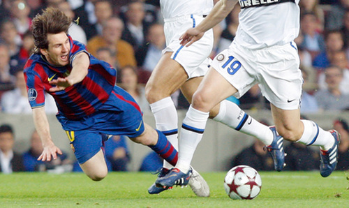 28일(현지 시각) 스페인 바르셀로나의 누 캄프에서 열린 2009-2010 유럽축구연맹(UEFA) 챔피언스리그 4강 2차전 이탈리아 인터 밀란 대 스페인 바르셀로나의 경기에서 메시(바르셀로나, 왼쪽)가 수비수의 발에 걸려 넘어지고 있다. 이날 경기에서 1 대 0으로 패한 인터 밀란이 1,2차전 합계 3 대 2로 결승에 진출했다.