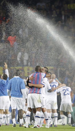 28일(현지 시각) 스페인 바르셀로나의 누 캄프에서 열린 2009-2010 유럽축구연맹(UEFA) 챔피언스리그 4강 2차전 이탈리아 인터 밀란 대 스페인 바르셀로나의 경기에서 결승 진출을 확정 지은 인터 밀란 선수들이 기쁨을 나누고 있다. 이날 경기에서 1 대 0으로 패한 인터 밀란이 1,2차전 합계 3 대 2로 결승에 진출했다.