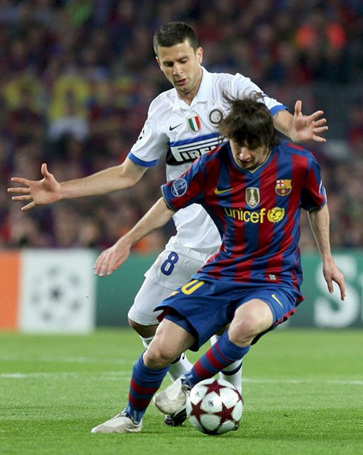 28일(현지 시각) 스페인 바르셀로나의 누 캄프에서 열린 2009-2010 유럽축구연맹(UEFA) 챔피언스리그 4강 2차전 이탈리아 인터 밀란 대 스페인 바르셀로나의 경기에서 티아고 모타(인터 밀란, 뒤)가 메시(바르셀로나, 앞)을 수비하고 있다. 이날 경기에서 1 대 0으로 패한 인터 밀란이 1,2차전 합계 3 대 2로 결승에 진출했다.