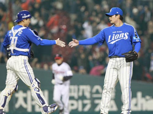 29일 서울 잠실야구장에서 열린 2010 프로야구 LG 트윈스-삼성 라이온즈 경기,  삼성 마무리 투수 오승환(오른쪽)이 3대2로 승리를 확정 지은 후 현재윤 포수와 악수를 하고 있다.