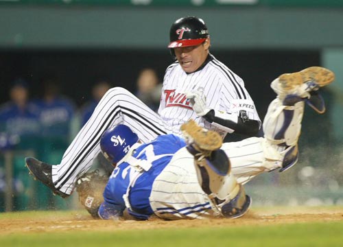 29일 서울 잠실야구장에서 열린 2010 프로야구 LG 트윈스-삼성 라이온즈 경기, LG 1루 주자 이병규가 7회말 2사 1, 2루 상황에서 이진영의 2루타 때 홈으로 쇄도했지만 아웃되고 있다.