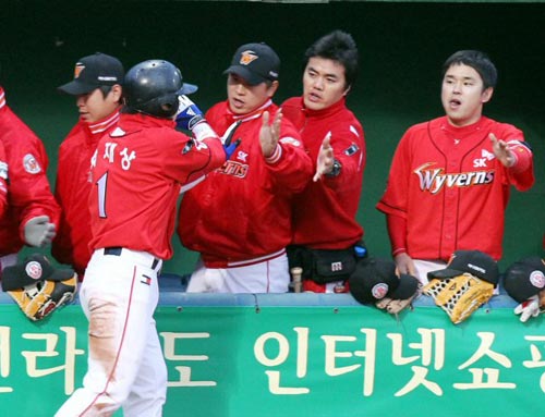 29일 광주 무등경기장에서 열린 2010 프로야구 기아 타이거즈-SK 와이번스 경기, SK 박재상이 3회초 2사 상황에서 정근우의 적시타로 득점에 성공한 후 팀 동료들과 하이파이브를 하고 있다.