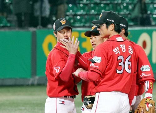 29일 광주 무등경기장에서 열린 2010 프로야구 기아 타이거즈-SK 와이번스 경기, SK 선수들이 기아에 3대0으로 승리하며 12연승을 이어간 후 기뻐하고 있다.