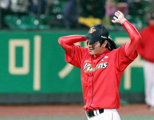 29일 광주 무등경기장에서 열린 2010 프로야구 기아 타이거즈-SK 와이번스 경기, SK 선발투수 김광현이 5회말 2사 1, 2루 상황에서 상대 공격을 막아낸 후 기뻐하고 있다.위기 상황을 막아내고 기뻐하고 있다.