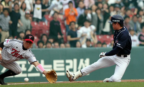 4일 서울 잠실야구장에서 열린 프로야구 LG와 두산의 경기 1회초 두산공격 노아웃 주자 1,2루 상황 이성열이 2타점 3루타를 날린 후 삼루에서 세이프되고 있다.