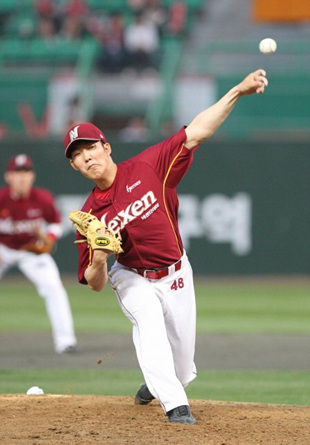 4일 오후 인천 문학구장에서 열린 프로야구 SK-넥센 경기에서 넥센 선발 금민철이 힘차게 공을 던지고 있다.