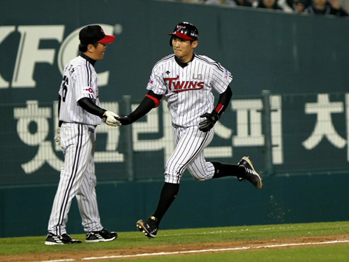 4일 오후 잠실경기장에서 열린 '2010 프로야구' LG와 두산의 경기 3회말 2사 주자 1,3루 상황에서 LG 오지환이 역전 3점 홈런을 때리고 동료들의 환호를 받고 있다.