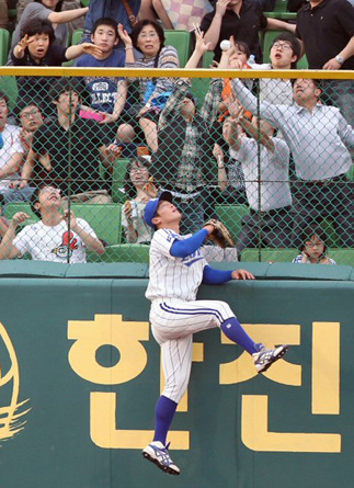 4일 대구시민운동장에서 열린 프로야구 삼성 라이온즈-롯데 자이언츠전에서 롯데 가르시아가 2회초 무사 1루의 찬스에서 터트린 홈런타구를 잡으려는 관중들이 손을 뻗고 있다.
