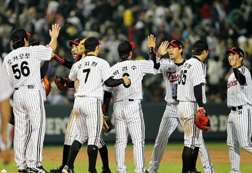 4일 오후 잠실경기장에서 열린 '2010 프로야구' LG와 두산의 경기가 6:5로 LG의 승리로 끝나자 LG 선수들이 자축하고 있다.