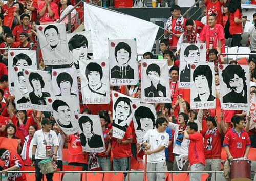 16일 서울 성산동 서울월드컵경기장에서 열린 축구국가대표 한국-에콰도르 친선경기 전 팬들이 대표팀의 얼굴이 그려진 그림을 들며 응원하고 있다.
