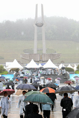 제30주년 5.18 광주민주화운동 기념식이 18일 오전 광주 북구 운정동 국립 5.18민주묘지에서 정운찬 국무총리와 5.18민주화운동 유공자, 유족 등 2천여명이 참석한 가운데 거행되고 있다.