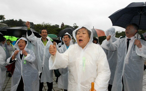 18일 오전 광주 북구 운정동 국립 5.18민주묘지에서 열린 제30주년 5.18 광주민주화운동 기념식에서 5.18 단체 회원들이 기념식에서 `임을 위한 행진곡'을 부르지 못하게 되자 이에 항의하기 위해 행사장에 들어와 `임을 위한 행진곡'을 부르고 있다. 보훈청은 이날 `임을 위한 행진곡' 대신 `방아타령'을 연주해 5.18 단체가 구묘역에서 따로 행사를 개최하는 등 논란이 됐다.