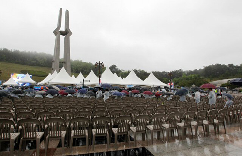 18일 오전 광주 북구 운정동 국립 5.18민주묘지에서 거행된 제30주년 5.18기념식이 굵은 비와 군데 군데 빈 자리가 많아 썰렁한 모습이다. 이날 기념식은 `임을 위한 행진곡'을 부르지 않는데 대해 5.18단체 회원들이 행사장에 진입, 항의하는 등 마찰을 겪었다.